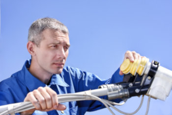 Installateur bei der Arbeit Sat Montage Nordstadt